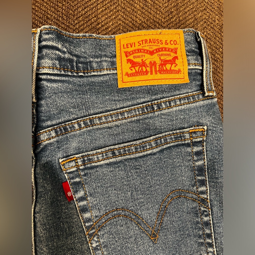 Levi’s wedgie straight 28